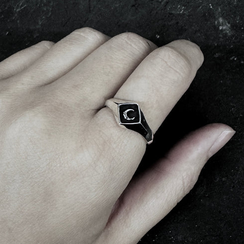 Petit Luna Signet Ring