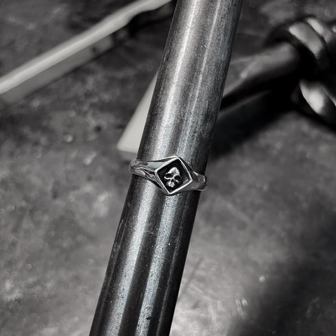 Petit Skull Signet Ring