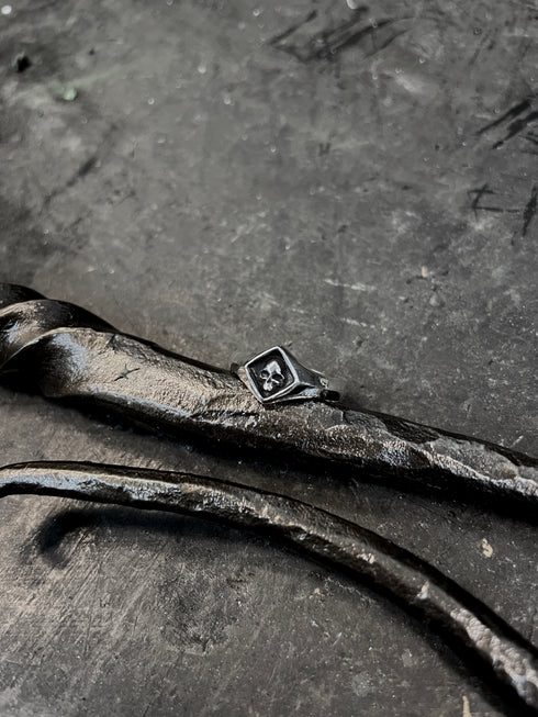 Petit Skull Signet Ring