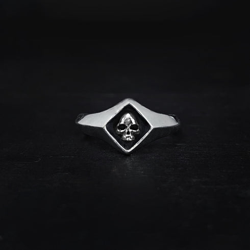 Petit Skull Signet Ring
