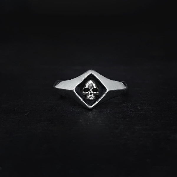 Petit Skull Signet Ring