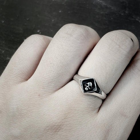 Petit Skull Signet Ring